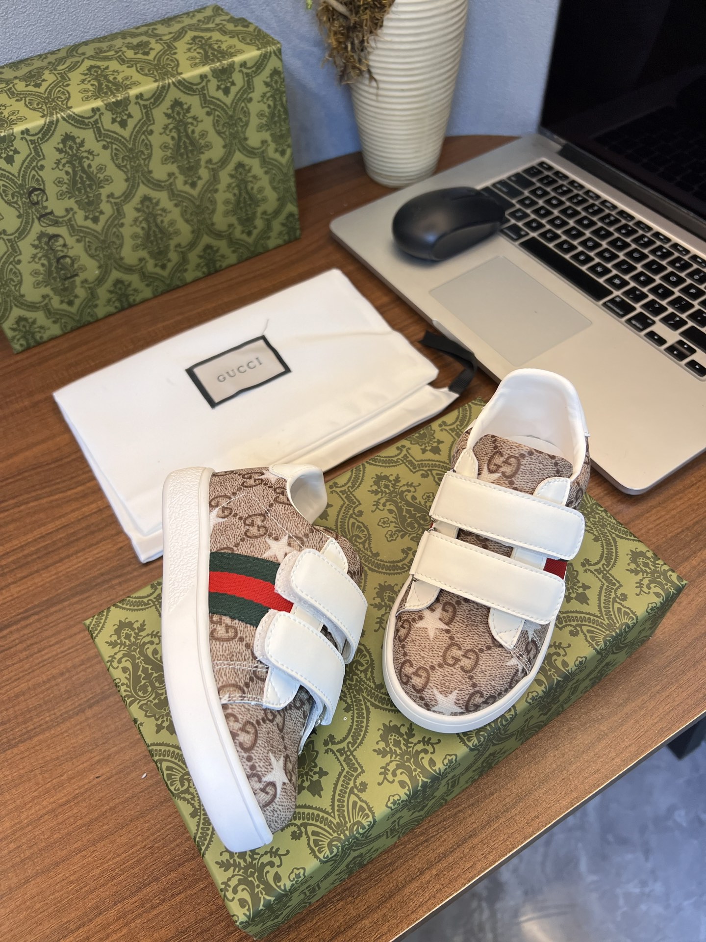 Children's shoes child
